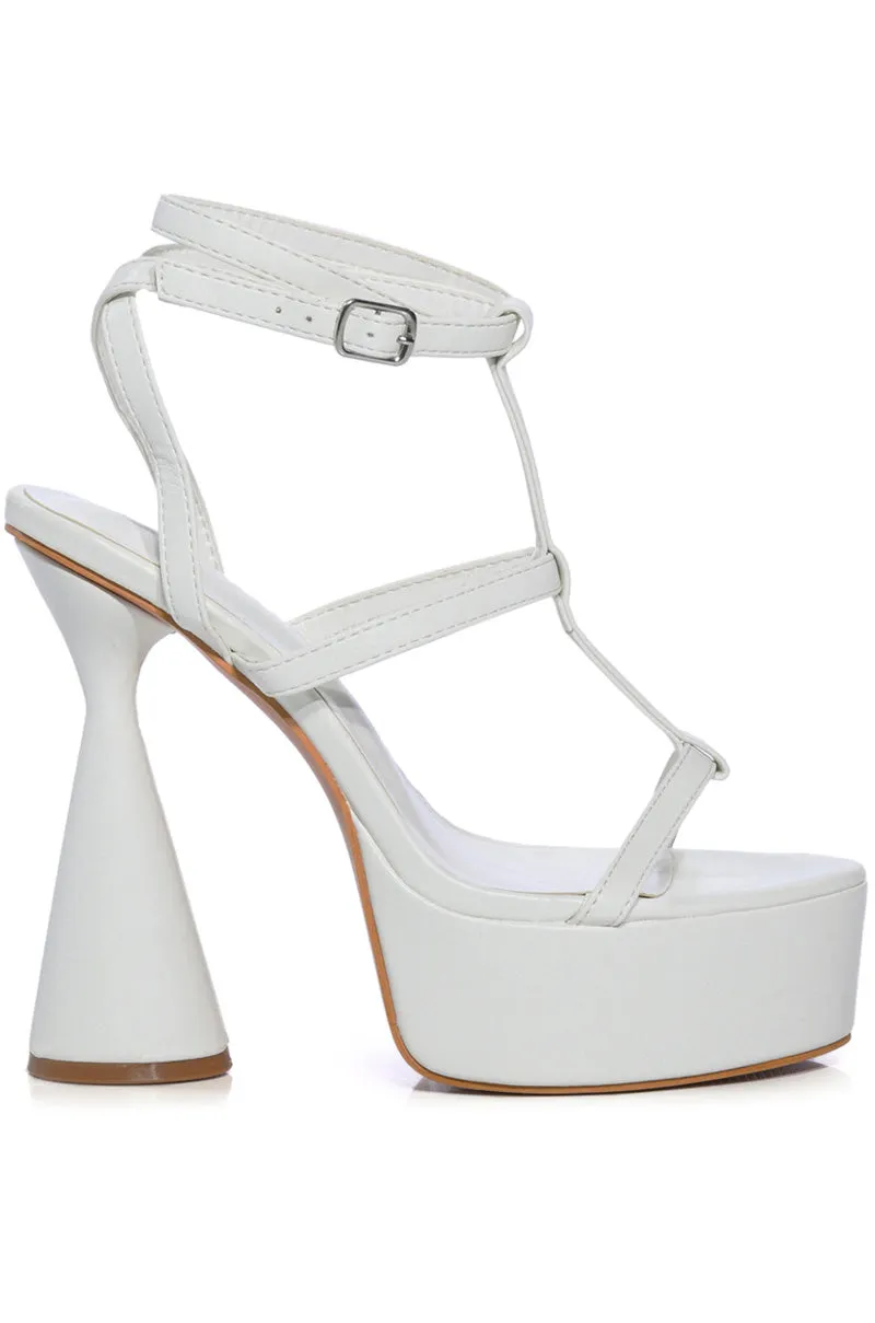 AZALEA WANG HONOLULU CHUNKY SANDAL IN WHITE